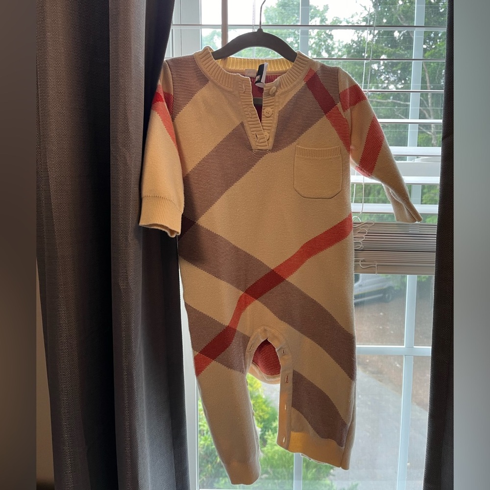 Burberry baby heavy romper with matching hat